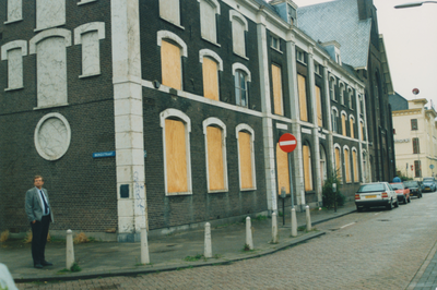 861205 Gezicht op het dichtgetimmerde pand Catharijnekade 10 in Wijk C te Utrecht, dat gesloopt gaat worden, met links ...
